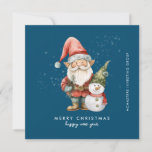 Cartão De Festividades Gnome e Snowman Feliz Natal Comercial Flat<br><div class="desc">Um gnomo vestido de vermelho fica ao lado de um boneco de neve com um chapéu de elfo verde e um cachecol vermelho. Eles estão cercados por uma poeira de neve branca que pop sobre o fundo azul escuro. A estética minimalista é criada por um simples Feliz Natal e Feliz...</div>