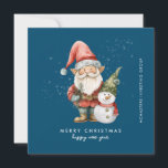 Cartão De Festividades Gnome e Snowman Feliz Natal Comercial Flat<br><div class="desc">Um gnomo vestido de vermelho fica ao lado de um boneco de neve com um chapéu de elfo verde e um cachecol vermelho. Eles estão cercados por uma poeira de neve branca que pop sobre o fundo azul escuro. A estética minimalista é criada por um simples Feliz Natal e Feliz...</div>