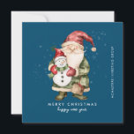Cartão De Festividades Gnome e Snowman Feliz Natal Comercialização Flat H<br><div class="desc">Um gnomo vestido de vermelho fica ao lado de um boneco de neve com um chapéu de elfo verde e um cachecol vermelho. Eles estão cercados por uma poeira de neve branca que pop sobre o fundo azul escuro. A estética minimalista é criada por um simples Feliz Natal e Feliz...</div>