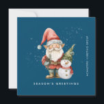 Cartão De Festividades Gnome e Snowman saudam o plano de negócios<br><div class="desc">Um gnomo vestido de vermelho fica ao lado de um boneco de neve com um chapéu de elfo verde e um cachecol vermelho. Eles estão cercados por uma poeira de neve branca que pop sobre o fundo azul escuro. A estética minimalista é criada por uma simples saudação da temporada abaixo...</div>
