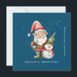 Cartão De Festividades Gnome e Snowman saudam o plano de negócios<br><div class="desc">Um gnomo vestido de vermelho fica ao lado de um boneco de neve com um chapéu de elfo verde e um cachecol vermelho. Eles estão cercados por uma poeira de neve branca que pop sobre o fundo azul escuro. A estética minimalista é criada por uma simples saudação da temporada abaixo...</div>