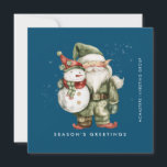 Cartão De Festividades Gnome e Snowman Season's Greeting Flat<br><div class="desc">Um gnomo vestido de verde fica ao lado de um boneco de neve com um chapéu de elfo vermelho e um cachecol vermelho. Eles estão cercados por uma poeira de neve branca que pop sobre o fundo azul escuro. A estética minimalista é criada por uma simples saudação da temporada abaixo...</div>