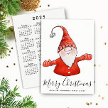 Cartão De Festividades Gnomo em Red 2025 Calendar Feliz Natal Nórdico<br><div class="desc">Este cartão único de Natal contém uma ilustração bonita do gnomo vermelho,  saudações de Feliz Natal e um texto de modelo para digitar o nome da sua família e o ano. O calendário de 2025 está do lado de trás em um fundo branco.</div>