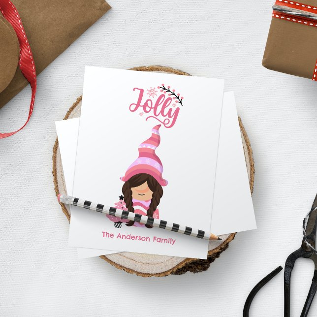 Cartão De Festividades Gnomo Rosa De Natal Com Cabelo Escuro Jolly (Pink Christmas Girl Gnome With Dark Hair Jolly Holiday Card - Personalized Festive Greeting)