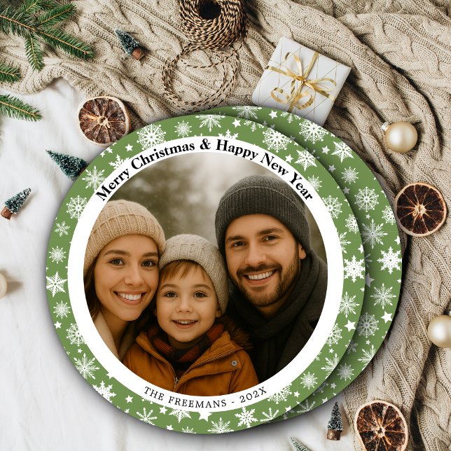 Cartão De Festividades Green and White Snowflakes Holiday Photo (Modern green and white snowflake border round Christmas card)