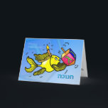 Cartão De Festividades HANUKKAH ח נ ו כ ה Cartoon de Peixe Cute Engraçado<br><div class="desc">Feliz Chanucá ח נ ו ה é um Cartão de Saudação Divertido e Colorido. Peixe giro amarelo esbranquiçado está vestindo uma coroa parecida com velas e segurando um sonho :) Este cartão adorável é um cartão perfeito para uma saudação perfeita de Chanucá. Este cartão maravilhoso tem uma gama de presentes...</div>