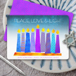 Cartão De Festividades Hanukkah Boho Candles Turquoise Peace Love Light<br><div class="desc">"Paz, amor e luz." Uma ilustração lúdica, moderna e artística das velas de padrão de feto em uma menorah ajuda você a lançar no feriado de Chanucá. Velas azuis cortadas com padrões de folha de alumínio coloridos cobrem um gradiente de turquesa a fundo branco. Folha cor-de-rosa-quente, fina, roxa, sobre fundo...</div>