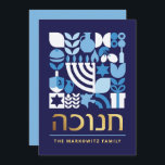 Cartão De Festividades Hanukkah Chanukah Menorah Estrelas Judaicas Dreide<br><div class="desc">Chanucá / Cartão Azul Branco Moderno Geométrico com Folha de Ouro Faux. Menorah, Dreidel, Rosquinhas, estrelas e azeite... Estão todos aqui. Símbolos hebraicos e judeus de Hanukkah espaço para adicionar seu texto personalizado na frente e ao contrário. Feliz desejo Hanukkah. Hebraico na frente diz "Chanukah". Esta bela, bela, olha, é...</div>