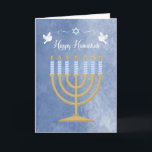 Cartão De Festividades Hanukkah com Menorah e pombos brancos<br><div class="desc">Esta saudação a um Hanukkah feliz apresenta uma menorah dourada com velas azuis e brancas riscadas com chamas. No topo estão duas pombas brancas e uma estrela branca de David contra um fundo malhado azul. (Alguns elementos ©AMB Illustrações.)</div>