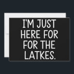 Cartão De Festividades Hanukkah Estou Aqui Apenas Pelos Latkes Judaico<br><div class="desc">Hanukkah Estou Aqui Apenas Pelos Latkes Feriado Judaico</div>