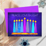 Cartão De Festividades Hanukkah Modern Boho Vela Paz Amor Azul<br><div class="desc">"Paz, amor e luz." Uma ilustração lúdica, moderna e artística das velas de padrão de feto em uma menorah ajuda você a lançar no feriado de Chanucá. Velas azuis cortadas com padrões coloridos de folha de alumínio sobrepõem um rico fundo azul-texturizado. Folha de diamante roxo, rosa-quente, escura, num fundo azul...</div>