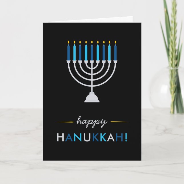 Cartão De Festividades Hanukkah Moderno Preto com Silver Menorah e Azul (Frente)
