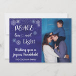 Cartão De Festividades Hanukkah Peace Love Light Photo Snowflake Blue<br><div class="desc">Este design pode ser personalizado na área fornecida pela alteração da foto e/ou do texto. Ou pode ser personalizado clicando em Personalizar este Modelo e, em seguida, escolhendo o clique para personalizar mais a opção e excluir ou alterar a cor do plano de fundo, adicionar texto, alterar a cor ou...</div>