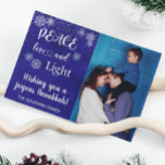 Cartão De Festividades Hanukkah Peace Love Light Photo Snowflake Blue<br><div class="desc">Este design pode ser personalizado na área fornecida pela alteração da foto e/ou do texto. Ou pode ser personalizado clicando em Personalizar este Modelo e, em seguida, escolhendo o clique para personalizar mais a opção e excluir ou alterar a cor do plano de fundo, adicionar texto, alterar a cor ou...</div>