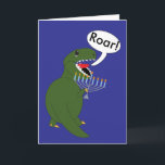 Cartão De Festividades Hanukkah Tyrannosaurus Rex Dinossaur Personalizado<br><div class="desc">Um Tiranossauro Verde Rex Dinossauro segura uma menorah e diz "Ré!" contra um fundo azul. O texto da dentro diz,  "Raio" é dinossauro para o Feliz Chanucá! Todo o texto na frente e no dentro da placa é personalizável e pode ser personalizado para ajustado das suas necessidades!</div>