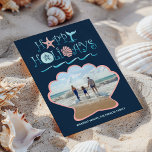 Cartão De Festividades Happy Seashore | Foto de Seashell em Marinho Beach<br><div class="desc">O Cartões de foto de Natal plano do tema da praia apresenta uma concha tropical "Felizes Feriados", cauda de baleias e design de tipografia de ondas oceânicas com um recorte de concha de couro escalpo que enquadra sua foto personalizada. O verso é uma casca náutica e rodopia num fundo azul...</div>