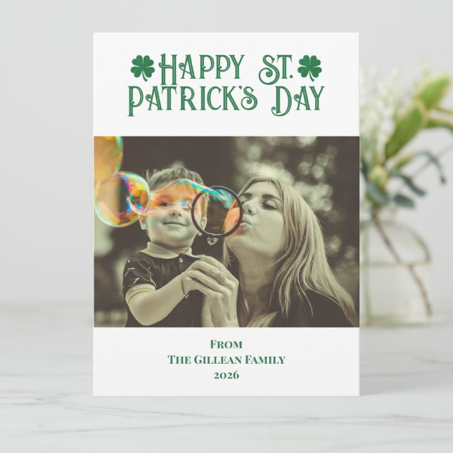 Cartão De Festividades Happy St. patrick's day Shamrocks family photo  (Em pé/Frente)