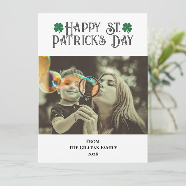 Cartão De Festividades Happy St. patrick's day Shamrocks family photo  (Em pé/Frente)