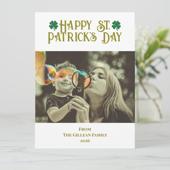 Cartão De Festividades Happy St. patrick's day Shamrocks family photo  (Em pé/Frente)