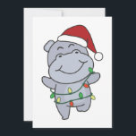 Cartão De Festividades Hippo Christmas Winter Animais Hippos<br><div class="desc">O hipopótamo no Natal com luzes de fadas. Animais engraçados com presentes e neve nas férias. Uma doce saudação de Natal. Hippos são animais bonitos e perfeitos para o Natal.</div>