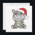 Cartão De Festividades Hippo Christmas Winter Animais Hippos<br><div class="desc">O hipopótamo no Natal com luzes de fadas. Animais engraçados com presentes e neve nas férias. Uma doce saudação de Natal. Hippos são animais bonitos e perfeitos para o Natal.</div>