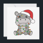 Cartão De Festividades Hippo Christmas Winter Animais Hippos<br><div class="desc">O hipopótamo no Natal com luzes de fadas. Animais engraçados com presentes e neve nas férias. Uma doce saudação de Natal. Hippos são animais bonitos e perfeitos para o Natal.</div>