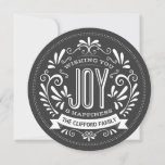 CARTÃO DE FESTIVIDADES HOLIDAY JOY CHALKBOARD ROUND PHOTO GREETING<br><div class="desc">DESEJANDO-LHE ALEGRIA: Enfeites de natal elegante e alegre e elegante, estilo chalkboard redondo, com faixa retrorreflectora, tipografia vintage em preto e branco, e espirais de rico. Personalize este cartão decorativo de fotografia com o seu nome familiar. Adicione a sua imagem de família de feriados favorita e personalize o texto. Maneira...</div>