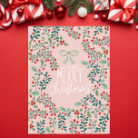 Cartão De Festividades Holly Berries e Greenery Natal<br><div class="desc">Este festivo cartão de Natal apresenta um charmoso design de groselhas vermelhas e folhas verdes organizadas lindamente sobre um fundo cor-de-rosa macio. Um delicado arco verde acrescenta um toque caprichoso à animada mensagem "Feliz Natal". Perfeito para espalhar o calor de férias, este design combina elementos de férias tradicionais com uma...</div>