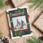 Cartão De Festividades Holly Days | Feliz Natal Foto<br><div class="desc">Este cartão festivo e moderno de férias com 1 fotografia apresenta frutos de inverno, salgados, sacas e folhas, brilhantes e coloridos, desenhados à mão. Claro que vou fazer uma declaração impressionante e na moda neste feriado! Esta design faz parte de uma coleção de feriados ousada e festiva. A trabalho de...</div>