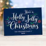 Cartão De Festividades Holly Jolly Marinho Blue Photo<br><div class="desc">Os cartões de cartões de natal "Tenha um Natal Holly Jolly" apresentam um fundo azul escuro de marinho,  um roteiro branco escrito à mão,  e bagas festivas,  folhas holly,  poinsettia e sotaques de design verde de inverno. Personalize com uma foto e uma mensagem personalizada no dentro.</div>