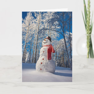 Cartão De Festividades Homem de neve em frente à floresta coberta de nev