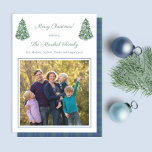 Cartão De Festividades Imagem da Família Chinoiserie Verde Branco Intelig<br><div class="desc">** Crédito da fotografia: Fotografia © Storytree Studios, Stanford, CA ** Preppy Happy Holidays design com miniaturas de Natal gêmeas, cobertas com ornamentos de chinoiserie azul e branca, em planadores azuis. Os elementos aquosos foram originalmente pintados por mim em aquarelas em papel de algodão a 100% antes de serem digitalizados...</div>