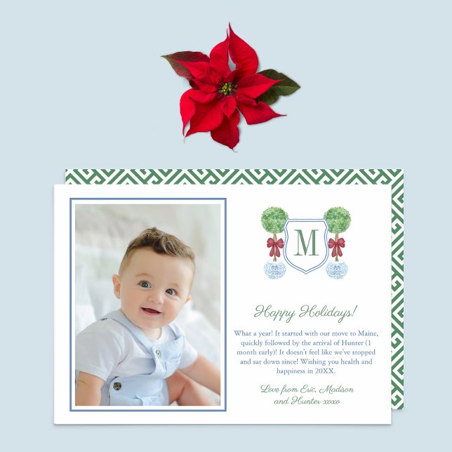 Cartão De Festividades Imagem de Feriados Felizes do Pré-ppy Monograma Bo (Red and Green family picture holiday card featuring boxwood topiary in blue white planter and)