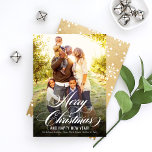 Cartão De Festividades Imagem de Script de Natal de Feliz e Dourado Elega<br><div class="desc">O cartão com fotos Holiday apresenta um design de camada "Feliz Natal" em um belo roteiro branco com texto personalizado de "Feliz ano novo". Personalize com seus nomes e uma foto favorita do estilo retrato. Um ouro elegante (pode ser personalizado) e um padrão branco de flocos de neve se veste...</div>