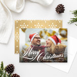 Cartão De Festividades Imagem de Script de Natal de Feliz e Dourado Elega<br><div class="desc">O cartão com fotos de Férias apresenta um design de cobertura de "Feliz Natal" em um belo texto de roteiro branco. Personalize com seus nomes, o ano e uma foto favorita do estilo paisagem. Um ouro elegante (pode ser personalizado) e um padrão branco de flocos de neve se veste pelas...</div>