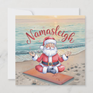 Cartão De Festividades Ioga Papai Noel de Natal posando na praia