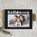 Cartão De Festividades Jack-o-lanterna Foto Preta Feliz Dia das Bruxas<br><div class="desc">Feliz Dia das Bruxas! Envie saudações de Halloween para a família e amigos com este cartão de Halloween personalizável. Apresenta tipografia retrógrada e sotaque de abóbora. Personalize adicionando seus detalhes. Este cartão de Dia das Bruxas personalizado está disponível em outras cores. Itens correspondentes estão disponíveis.</div>