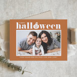 Cartão De Festividades Jack-o-lanterno Orange Photo Happy Halloween<br><div class="desc">Feliz Dia das Bruxas! Envie saudações de Halloween para a família e amigos com este cartão de Halloween personalizável. Apresenta uma tipografia retrógrada e um sotaque de abóbora com fundo laranja. Personalize adicionando seus detalhes. Este cartão de Dia das Bruxas personalizado está disponível em outras cores. Itens correspondentes estão disponíveis....</div>