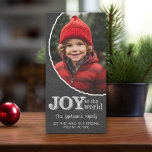 Cartão De Festividades Joy Chalkboard para a Foto do Mundo<br><div class="desc">Um cartões de foto de Natal moderno e moderno com o conselho de giz vintage que é popular agora.</div>