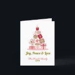 Cartão De Festividades Joy Peace e Love Christmas Tree Card<br><div class="desc">Este cartão de feriado "Joy, Peace & Love", que é elegante e não fotográfico, apresenta uma árvore de Natal moderna e mínima com sotaques de presentes vermelhos e cor-de-rosa. O texto elegante pode ser completamente personalizado com sua escolha de saudação, nome da família, ano e uma mensagem personalizada dentro do...</div>