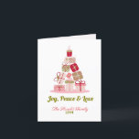Cartão De Festividades Joy Peace e Love Christmas Tree Card<br><div class="desc">Este cartão de feriado "Joy, Peace & Love", que é elegante e não fotográfico, apresenta uma árvore de Natal moderna e mínima com sotaques de presentes vermelhos e cor-de-rosa. O texto elegante pode ser completamente personalizado com sua escolha de saudação, nome da família, ano e uma mensagem personalizada dentro do...</div>