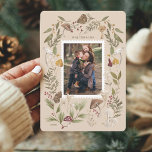 Cartão De Festividades Joy Peace Love Watercolor Woodsy Mushroom Foto<br><div class="desc">Embarque o capricho da estação com o nosso cartão de férias de madeira de madeira de cor aquática encantador! É a maneira perfeita de enviar um pouco de magia artística aos seus entes queridos nesta temporada de férias. Nossa design galopante e charmosa está se enterrando com nossos cogumelos de aquarela...</div>