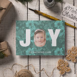 Cartão De Festividades Joy Peekaboo Foto de Natal Bonito Floral Verde<br><div class="desc">Belo cartão verde de feriado com sua foto de bebê ou família preenchendo a letra do meio da palavra JOY. Estes cartões de Natal de flor legal combinam antigos com tendências usando texto na moda em vez de flores desbotadas. Dê aos seus amigos uma vista de olhos divertida para o...</div>