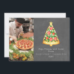 Cartão De Festividades Joy Pizza Adorava Foto de Quadro de Chalkboard Ita<br><div class="desc">Ilustração da fatia de pizza em forma de árvore de Natal tocada com estrelas. O fundo é inspirado no quadro. Personalize o nome,  o ano e a foto.</div>
