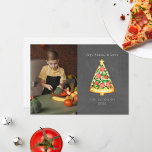 Cartão De Festividades Joy Pizza Love Chalkboard Photo<br><div class="desc">Ilustração de uma fatia de pizza em forma de árvore de Natal decorada com coberturas vermelhas e verdes e uma estrela no topo. Personalize o nome,  o ano e a foto. O fundo é inspirado no quadro.</div>