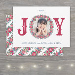 Cartão De Festividades Joy Retro Floral Foliday Wreath One Photo Colortio<br><div class="desc">Envie saudações alegres para na moda e compartilhe uma foto favorita com cartões de cartões de natal coloridos festivos. Todo o texto deste modelo é simples de personalizar com qualquer texto. (DICA DE IMAGEM: Uma maneira fácil de posicionar uma foto exatamente como você deseja é recortá-la antes de carregá-la no...</div>