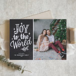 Cartão De Festividades Joy To The World Lettering Chalkboard Photo<br><div class="desc">Alegria ao mundo, o Senhor vem! Cartões de foto de Natal religioso personalizável, com letras de mão, faíscas e folhagem, com fundo de quadro fino. Personalize adicionando nomes, fotos, endereços e mensagens. Mande cumprimentos e desejos de Natal para a família e amigos com este cartão chalkboard de Natal rústico.</div>