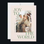 Cartão De Festividades Joy to the World Modern Type Christmas Photo<br><div class="desc">Envie seus Cartões de natal familiares com este cartão de Natal verde,  moderno,  elevado e religioso chic com as palavras "Joy to the World",  aliado a uma imagem de borda curvada. A parte traseira do cartão também tem espaço para inserir sua própria mensagem.</div>