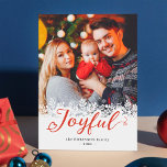 Cartão De Festividades Joyful Script Winter Snowflakes Foto de Natal<br><div class="desc">Enviando suas saudações da temporada com este "Joyful Typografia Snowflakes Overlay Christmas Photo Holiday Card". Para mais personalização,  clique no link "personalizar mais" e use nossa ferramenta design para modificar esse modelo.</div>