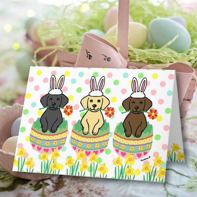 Cartão De Festividades Labrador Puppies Ovos de Páscoa Daffodils (Labrador Puppies Easter Eggs card featuring Lab Puppies celebrating Easter.  Cute Cartoon Design.  )